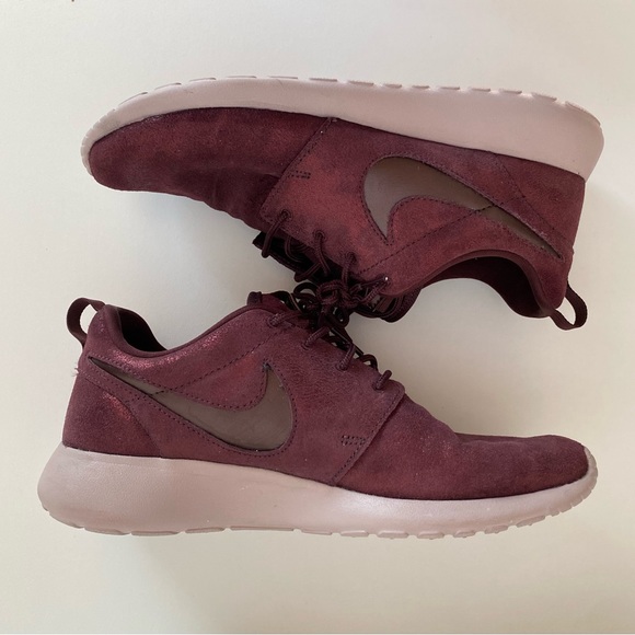 Nike Women’s Roshe One Sneakers - Picture 3 of 10